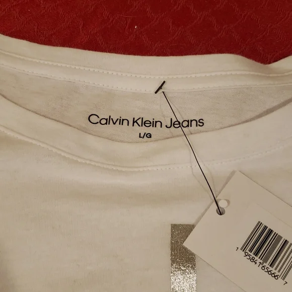 Calvin Klein Tshirt - Picture 2 of 5